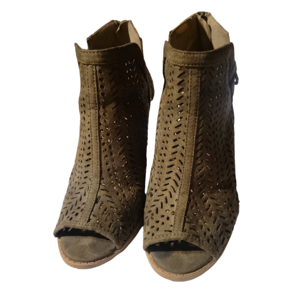 Charlotte Russe 3.5" Chunky Heeled Open Toe Boots Vegan Leather Perforated Sz 6